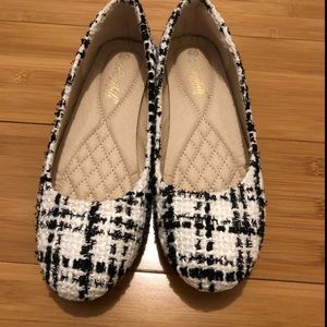 Women black/white boucle flat shoe